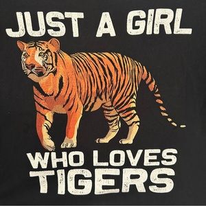 Girl Who Loves Tigers Tee XXL